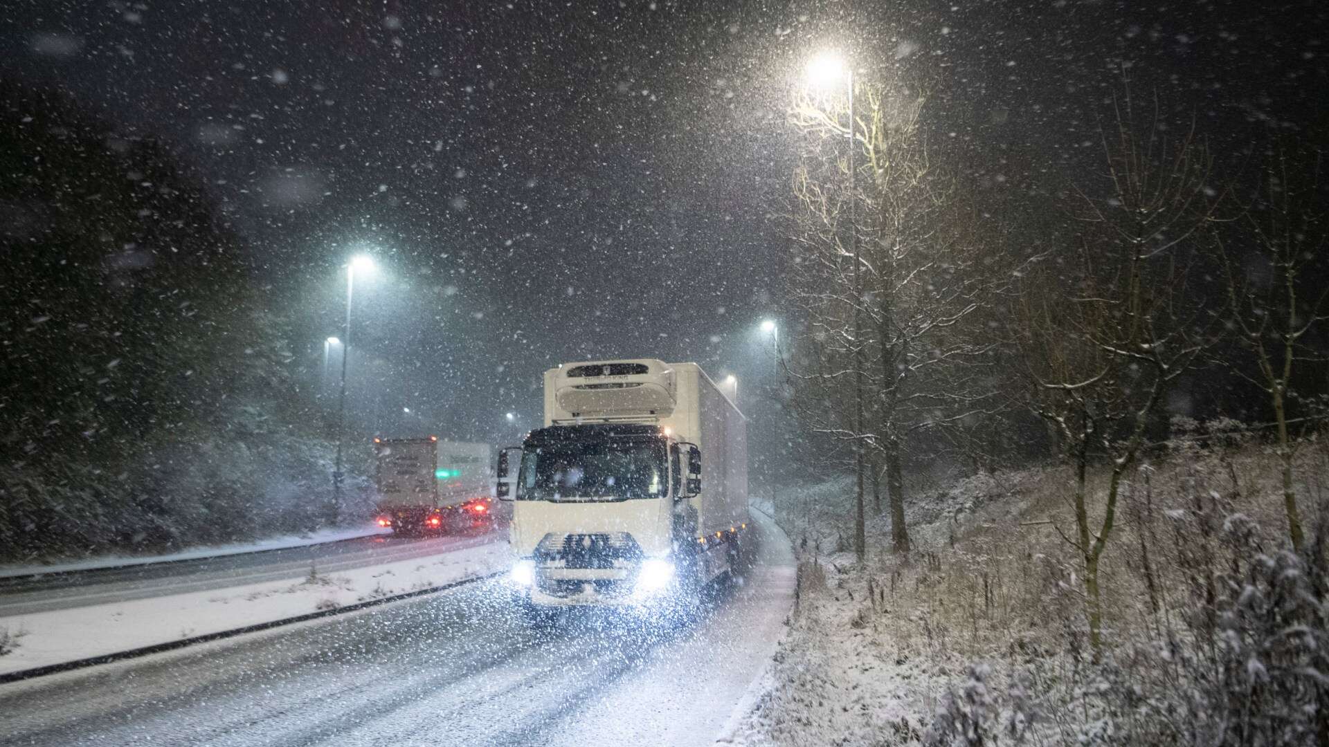 Moment drivers tackle heavy snow flurries as Met Office warns of travel chaos