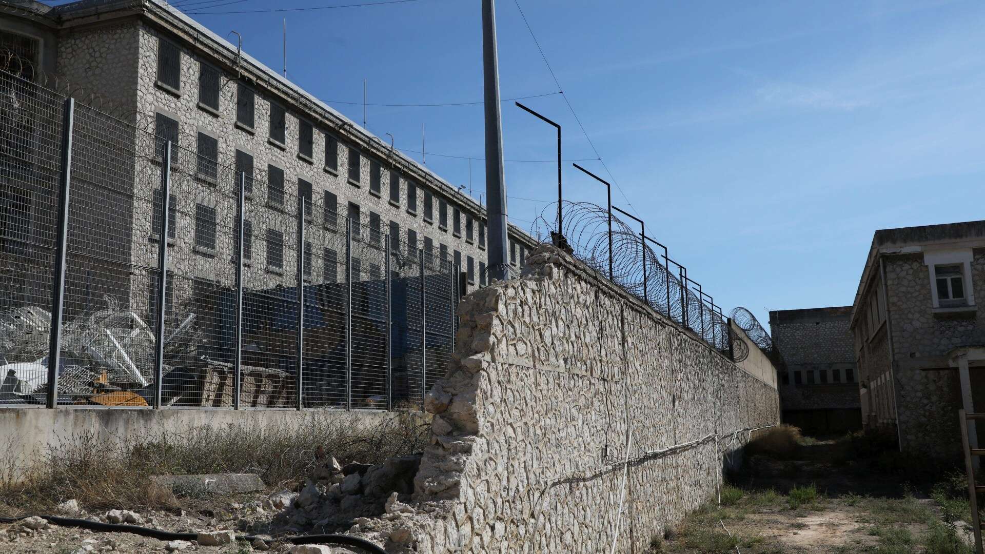 Prisoner ‘BEHEADS’ inmate with piece of porcelain in savage attack in France