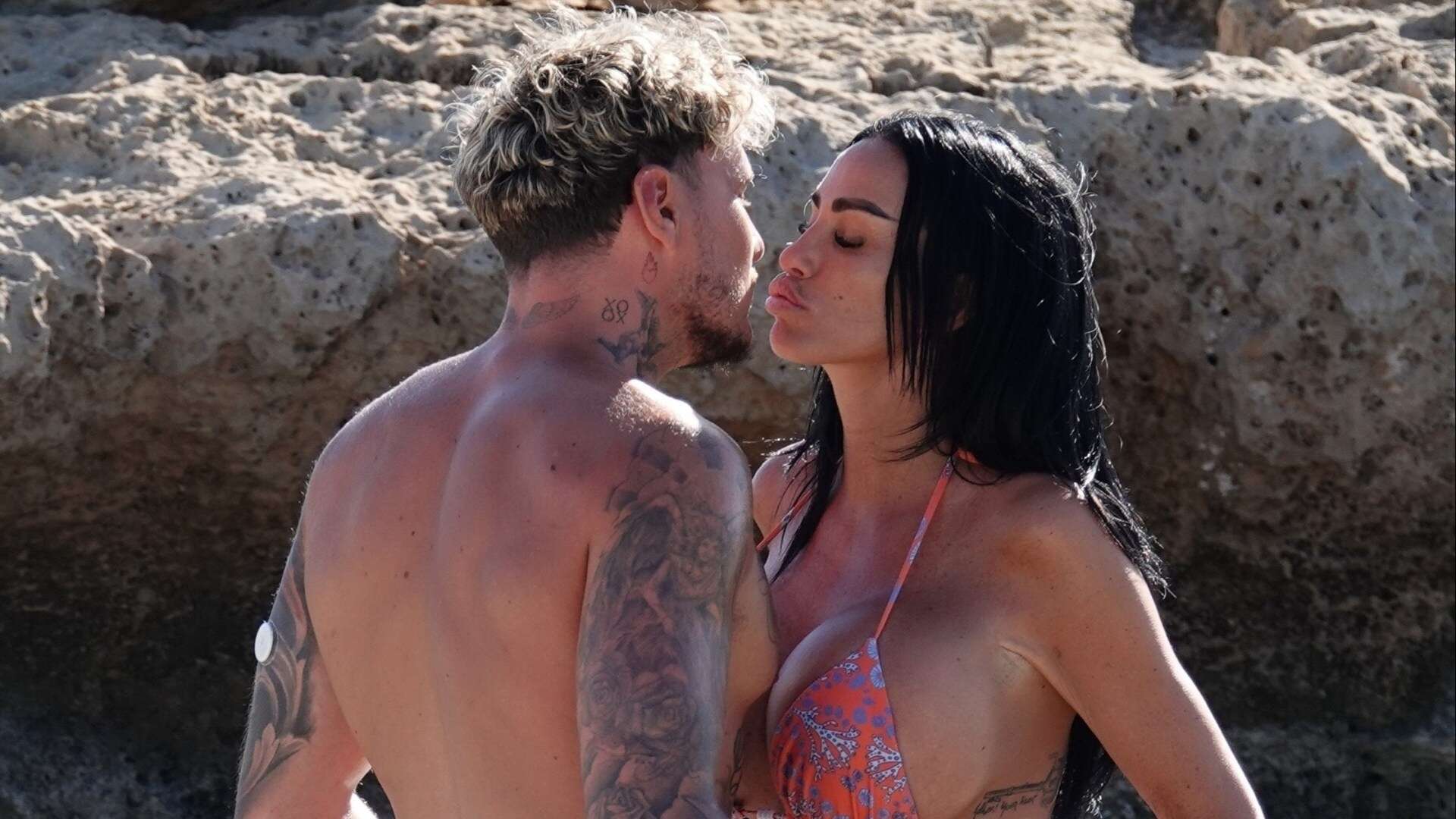 Katie Price strips to bikini & kisses boyfriend JJ Slater on the beach