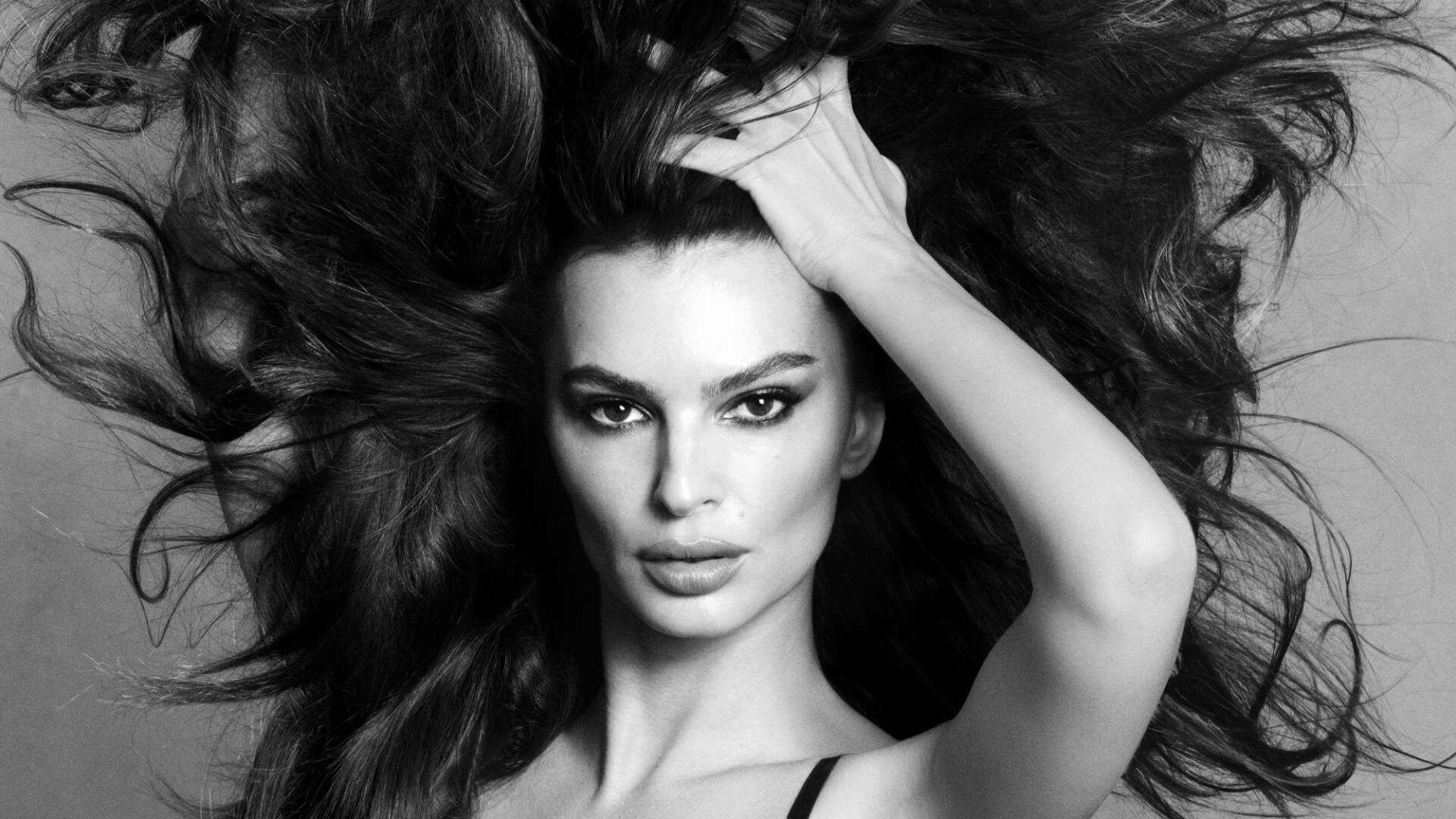 Emily Ratajkowski shows off new hairdo while posing as silver screen legend