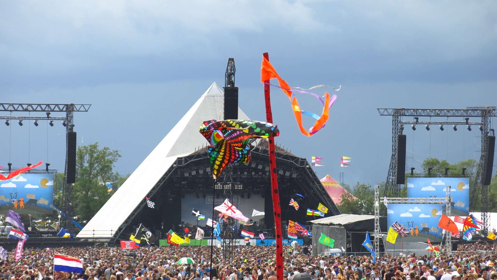 Glastonbury fans spot huge clue band is nailed on for Pyramid Stage slot