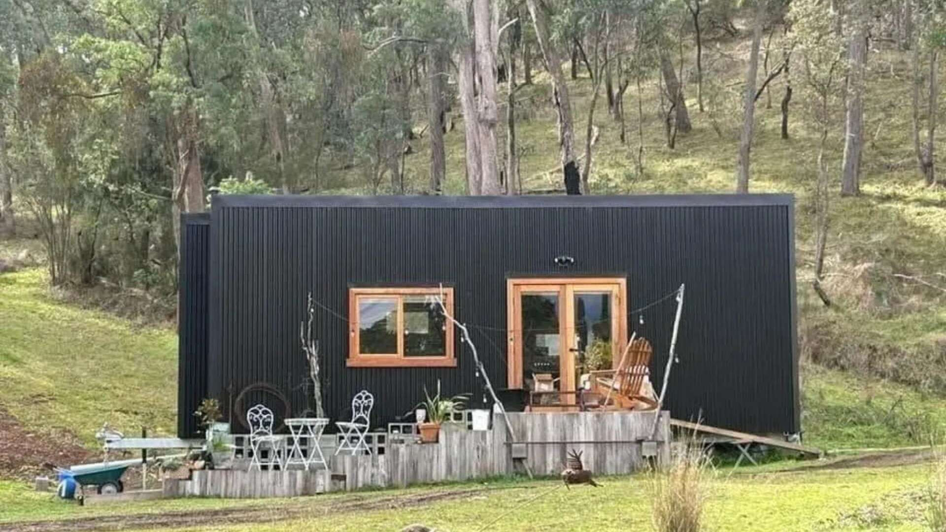 I bought a storage unit & made it my tiny home, folk can’t believe how big it is