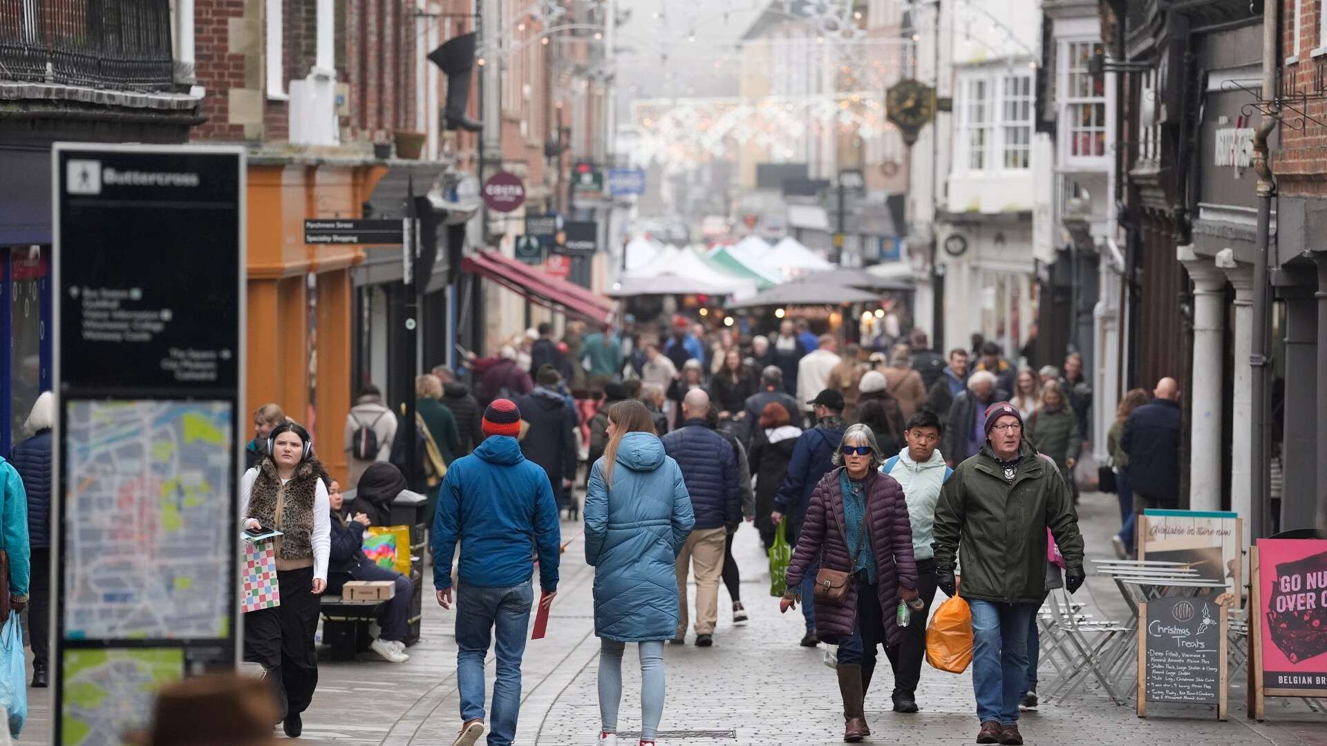 'Absolute carnage' as thousands of Xmas shoppers make last-dash to high streets