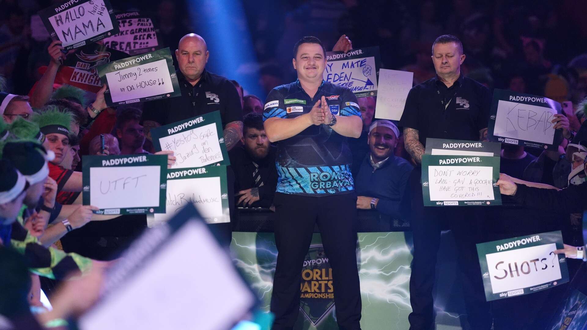 Darts star sends apology to legendary ex-world champ after 'stealing walk-on'