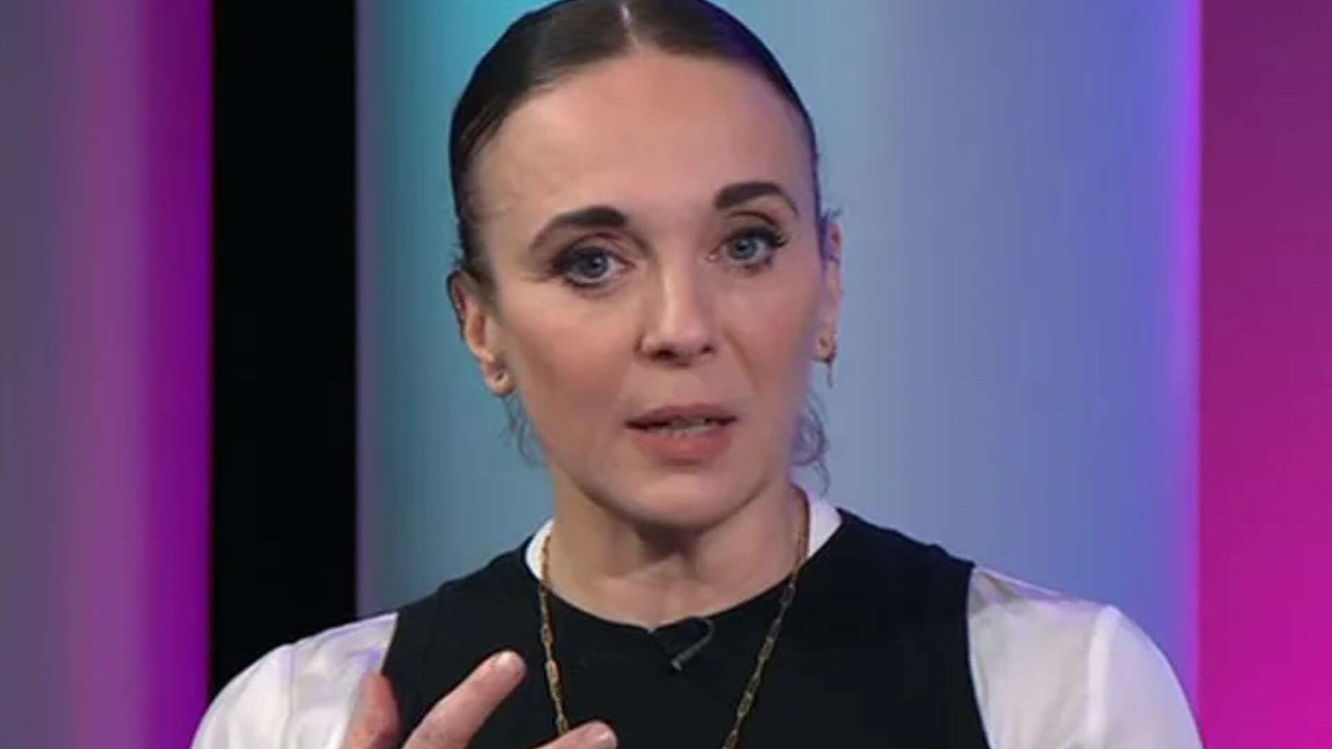 Cops scour CCTV footage as they probe 'death threat' sent to Amanda Abbington