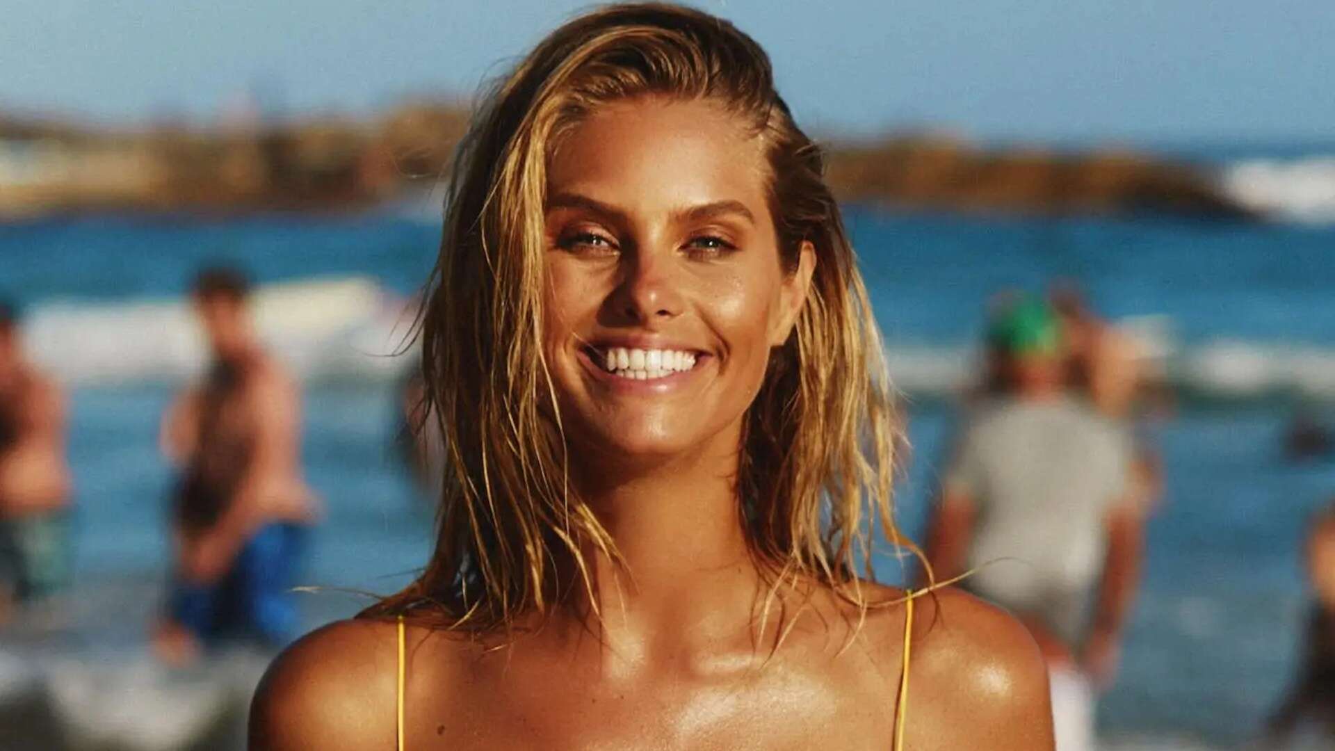 Natalie Roser wows in revealing bright bikini and a golden tan