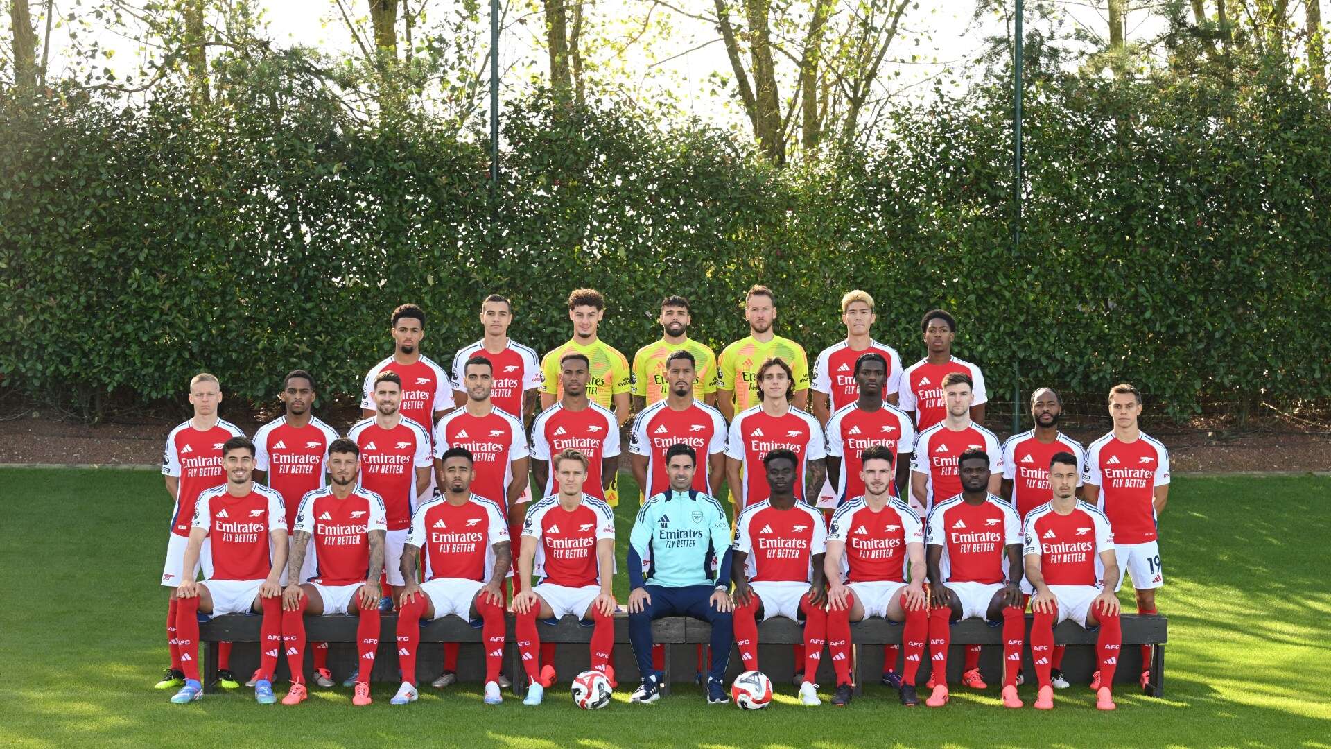 Arsenal fans fearing worst as forgotten man appears in team photo