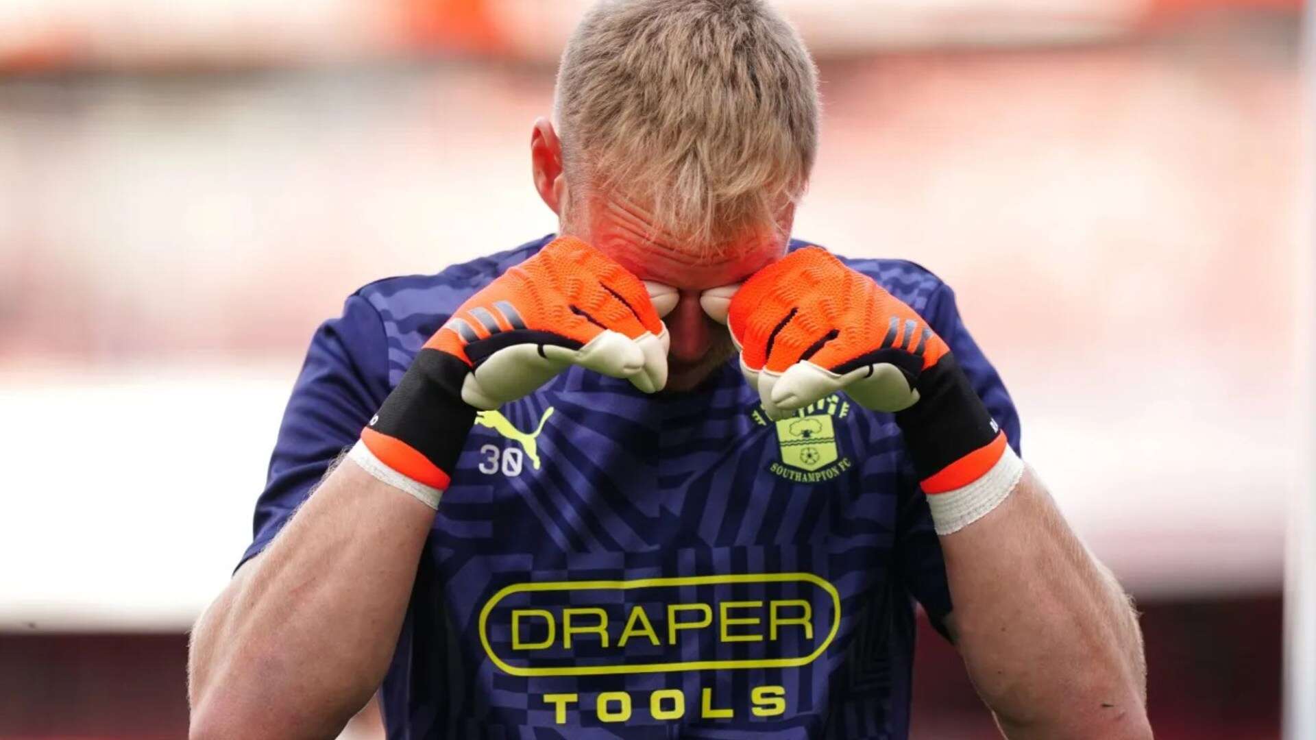 Aaron Ramsdale breaks down in tears on pitch after Arsenal fans' reception