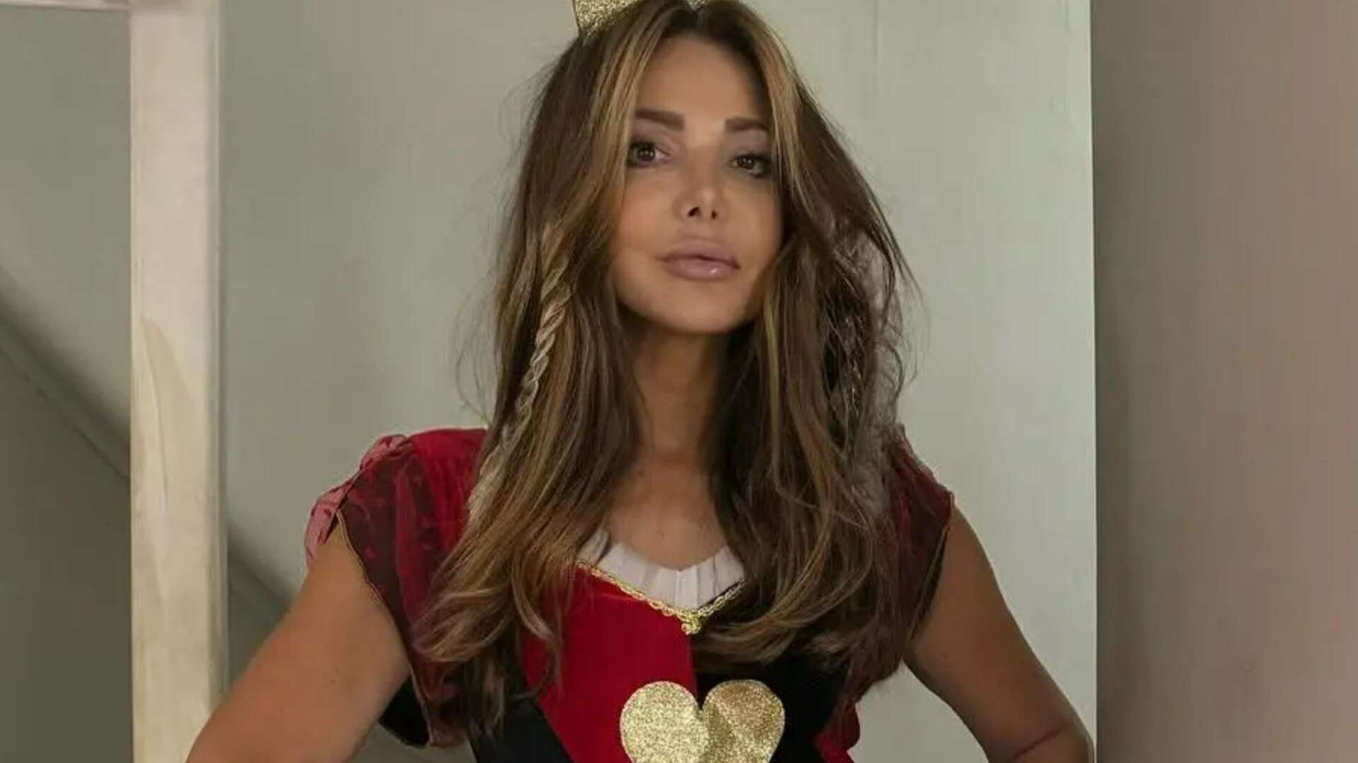 Lizzie Cundy stuns in sexy Queen of Hearts costume with thigh high stockings