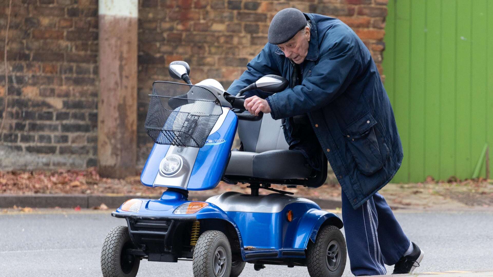 Triple cop killer Harry Roberts, 88, struggles to push mobility scooter