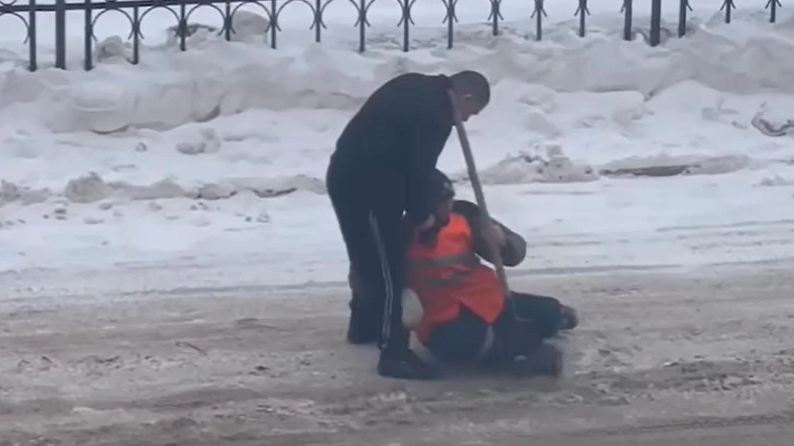 Водитель напал на рабочего в Астане: стало известно, из-за чего произошел инцидент