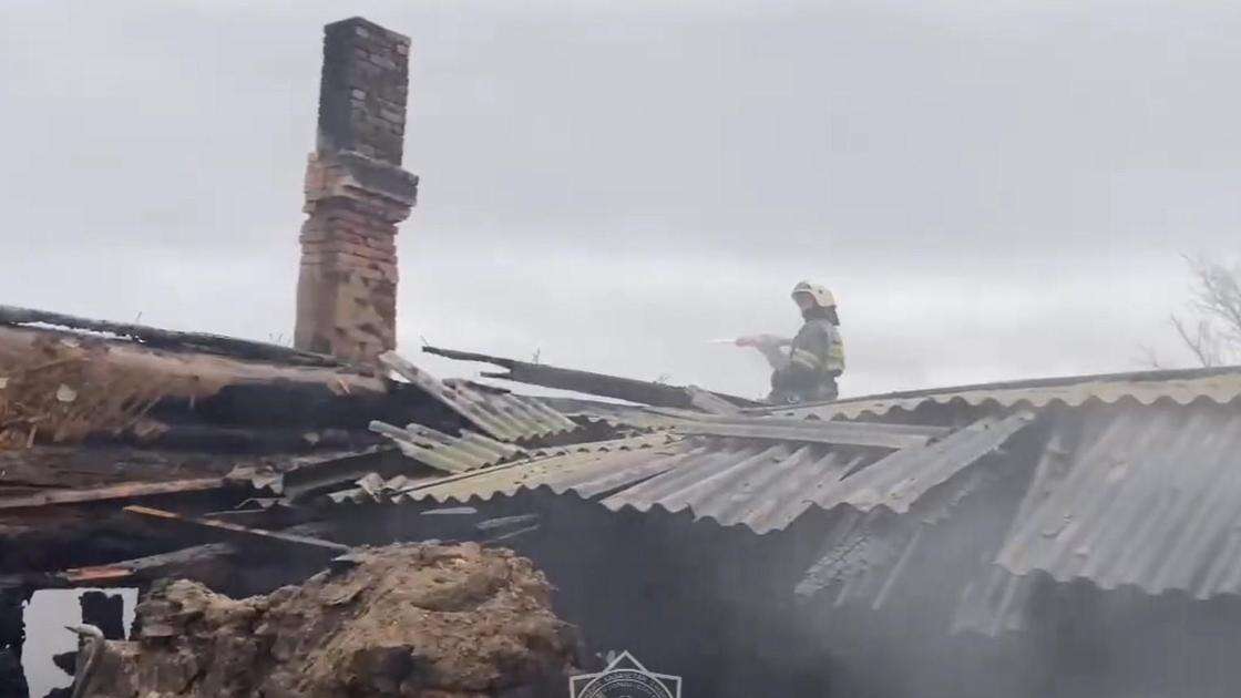 Появилось видео с места пожара в Житикаре, где погибли пятеро детей