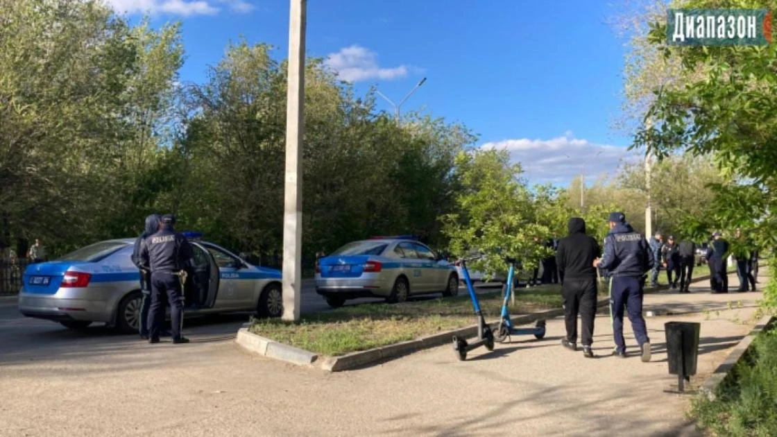 Полицейская машина во время погони столкнулась с легковым авто в Актобе