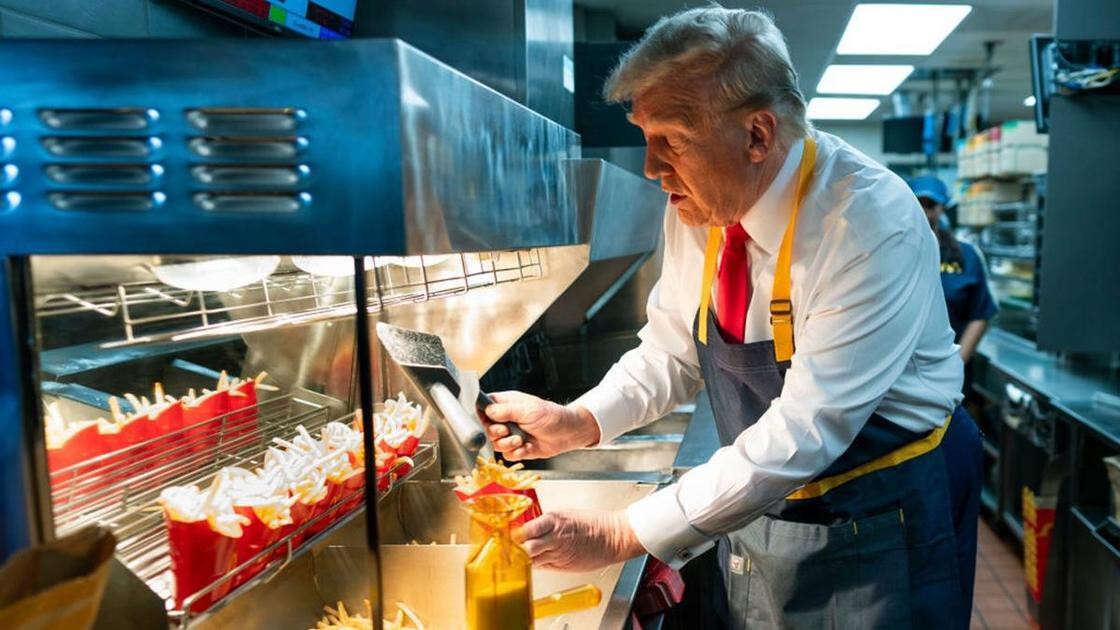 Дональд Трамп на время стал работником ресторана и пожарил картошку фри в McDonald's