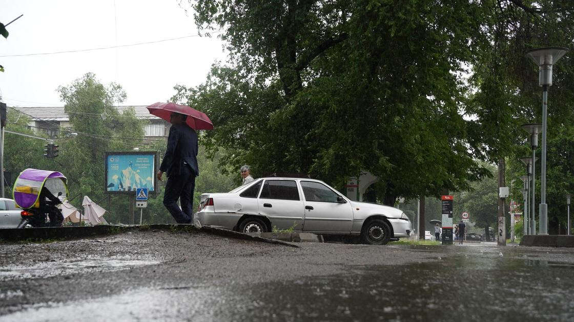 Пасмурно и дождливо будет в Алматы на этой неделе: опубликован прогноз погоды