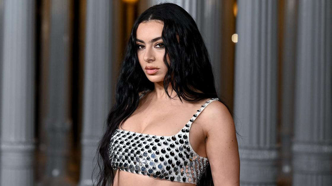 Популярная певица Charli XCX снялась топлес у зеркала в одних джинсах