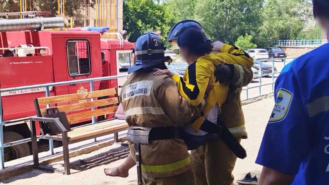 Девушка неудачно вышла из дома через окно в Акмолинской области