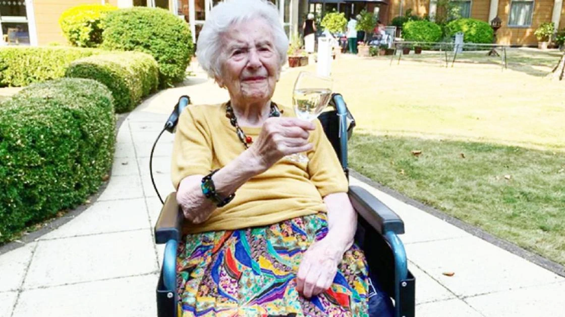 107-летняя британка, пережившая испанский грипп и войны, рассказала, как лечилась от COVID-19