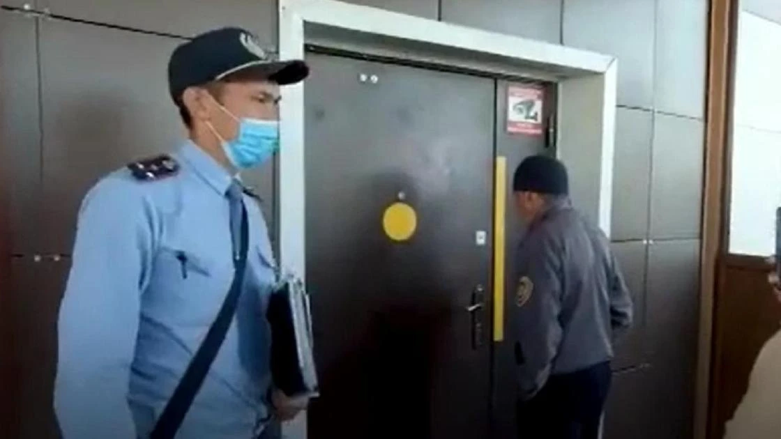 Гости выпрыгивали из окон ресторана, когда их застали на свадьбе в ВКО