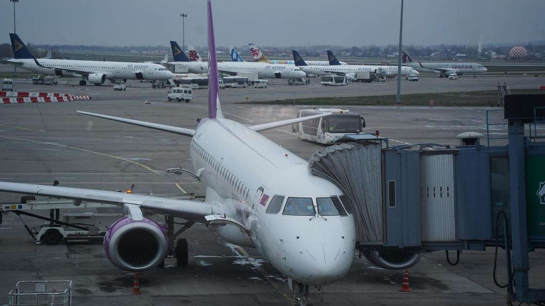 Двоих пассажиров самолета доставили в больницу с подозрением на холеру в Уральске