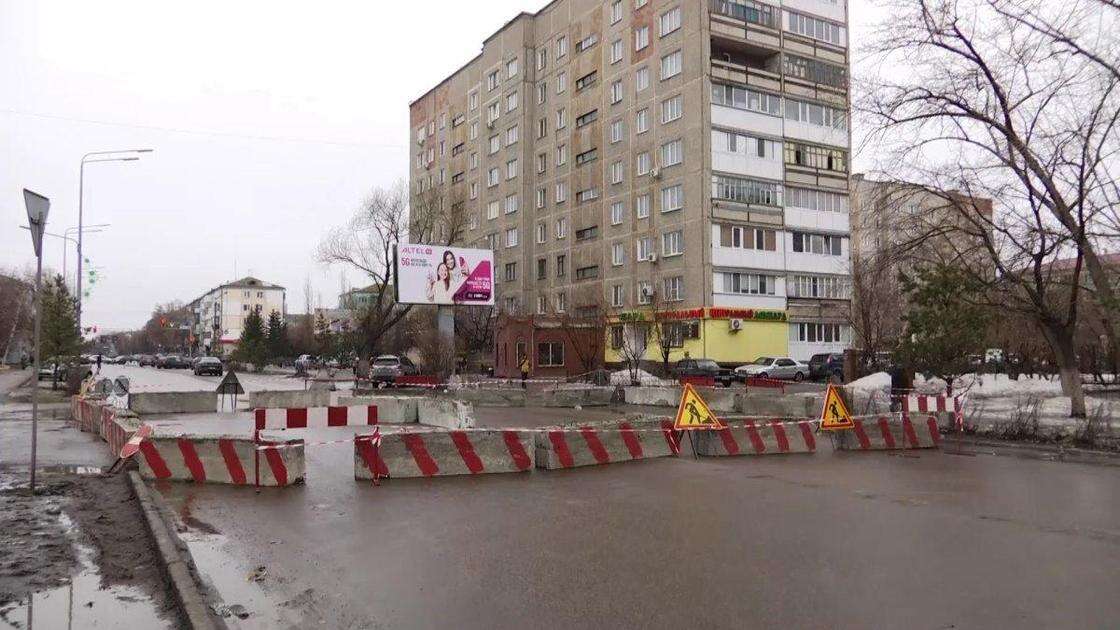 Улицу и подвалы многоэтажек затопило нечистотами в Петропавловске