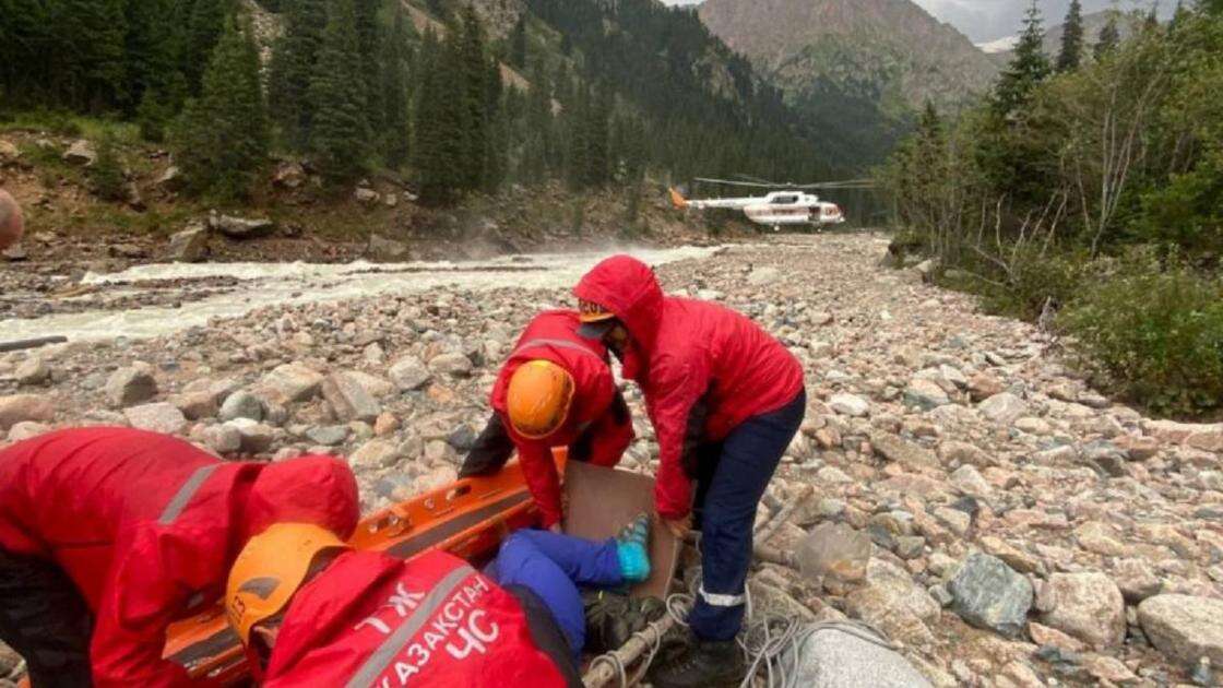 Для спасения россиянки в горах Алматинской области подняли вертолет (фото, видео)