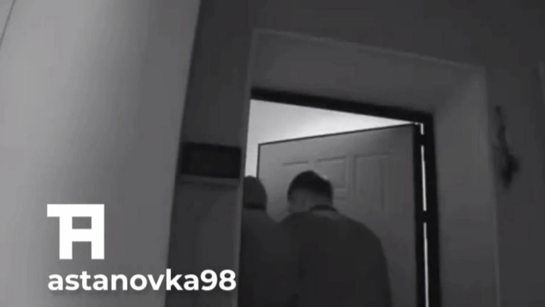 Забравшихся в чужую квартиру мужчин отпугнула камера наблюдения в Астане (видео)