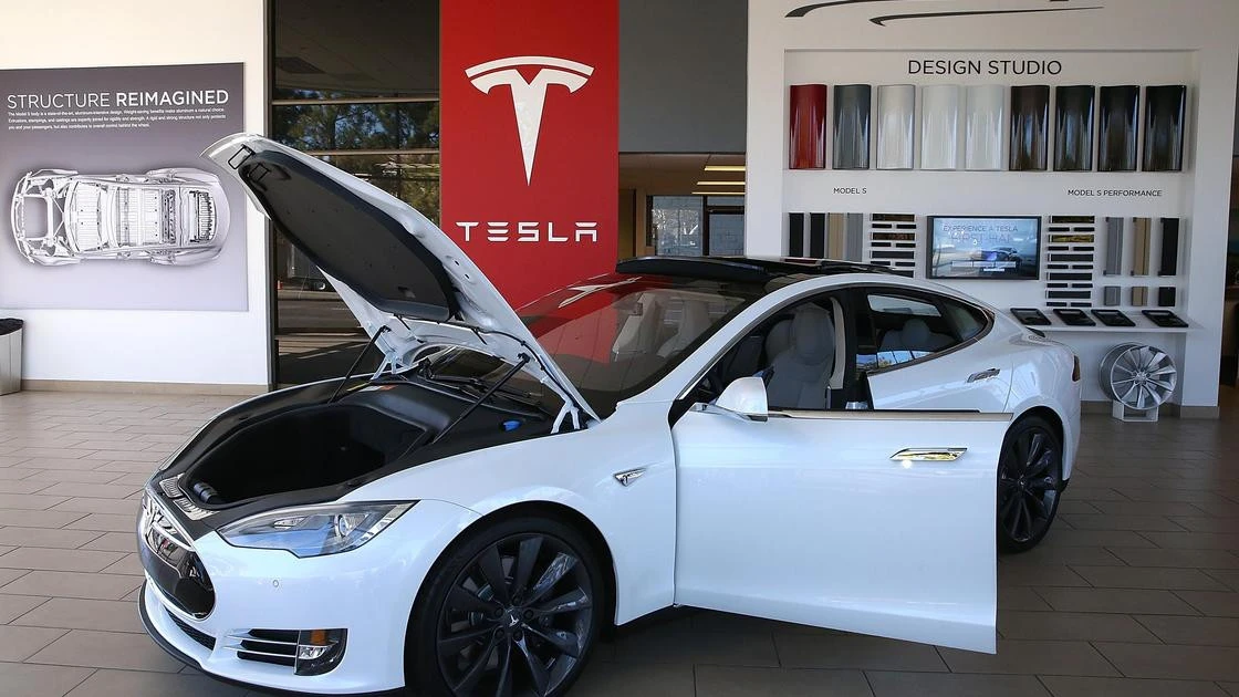 20-летний водитель Tesla уснул за рулем на скорости 145 километров в час