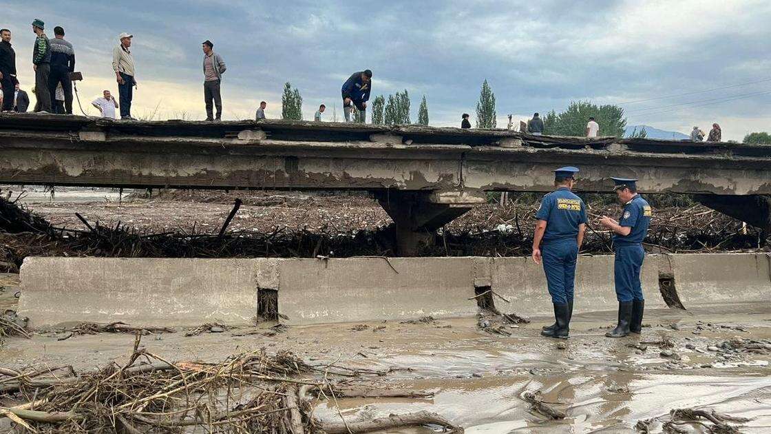 Спасатели из Казахстана прибыли в Кыргызстан, чтобы забрать тела погибших казахстанских детей