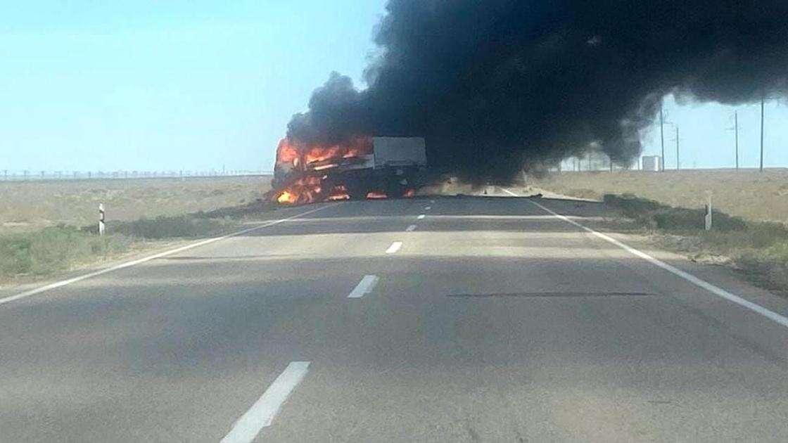 Авто сгорели полностью: смертельное ДТП произошло на трассе близ Актау