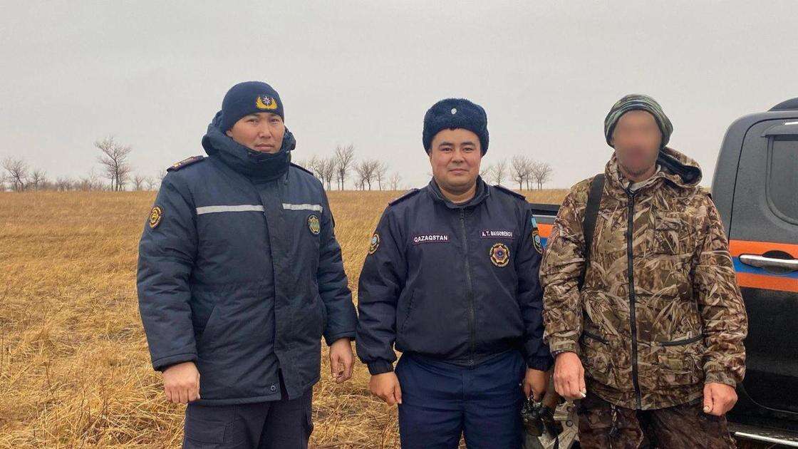 Пропавшего рыбака нашли спящим на берегу озера в Костанайской области