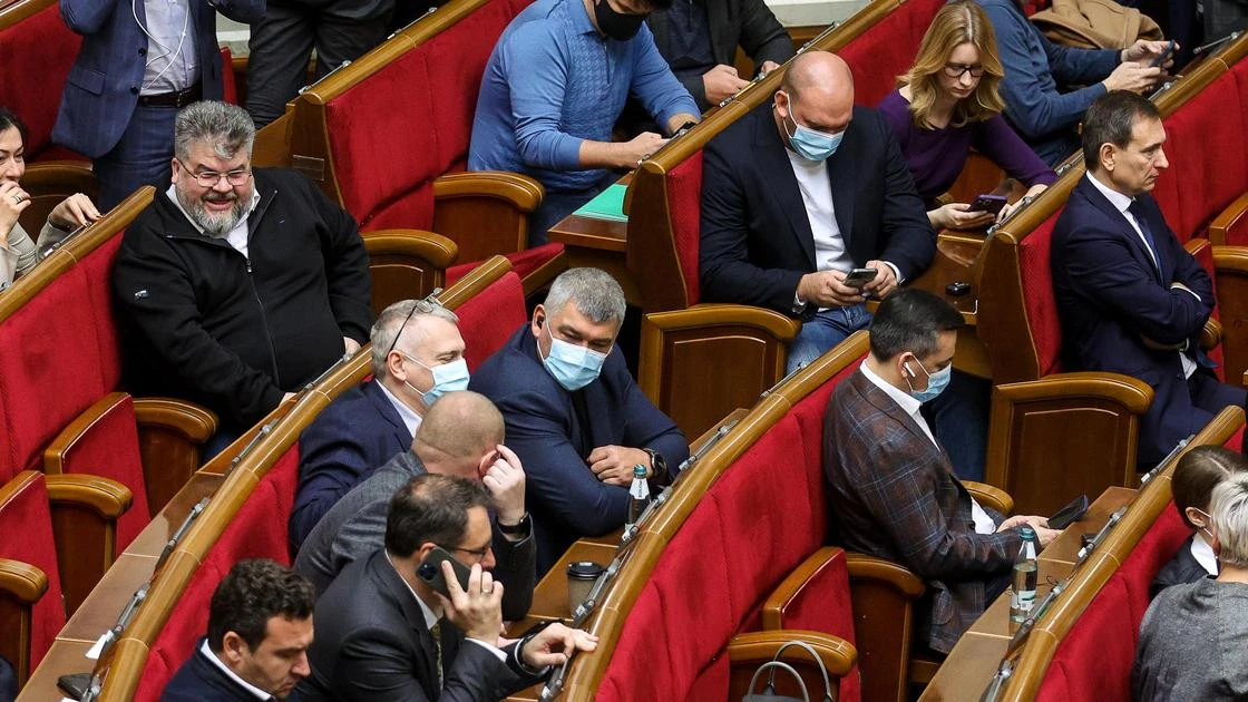 Партия Зеленского стала лидером по предварительным результатам довыборов в Раду Украины