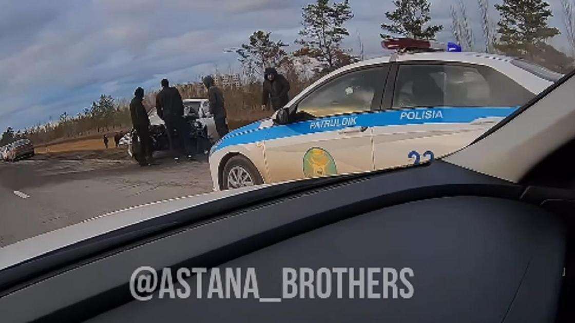 Два авто разбились в ДТП близ аэропорта Астаны (видео)