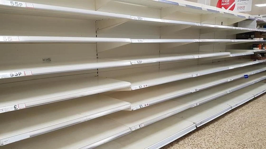 Британцы снова кинулись в панике скупать продукты