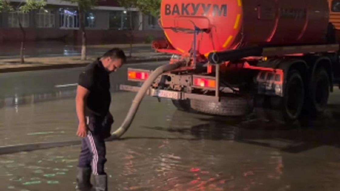 Непогода в Атырау: в городе затопило улицы, падали деревья и столбы ЛЭП, отключился свет (видео)