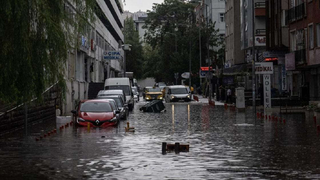 Сильные дожди вызвали потоп в столице Турции (фото, видео)