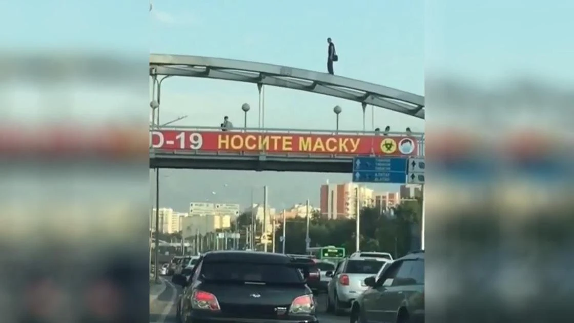 Мужчина пытался спрыгнуть с вершины пешеходной эстакады в Алматы