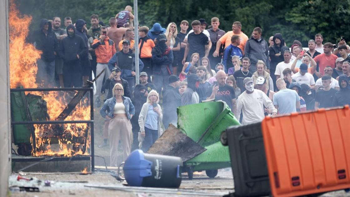 Беспорядки в Британии не утихают. В Бристоле напали на фабрику боевых дронов. Арестованы сотни людей