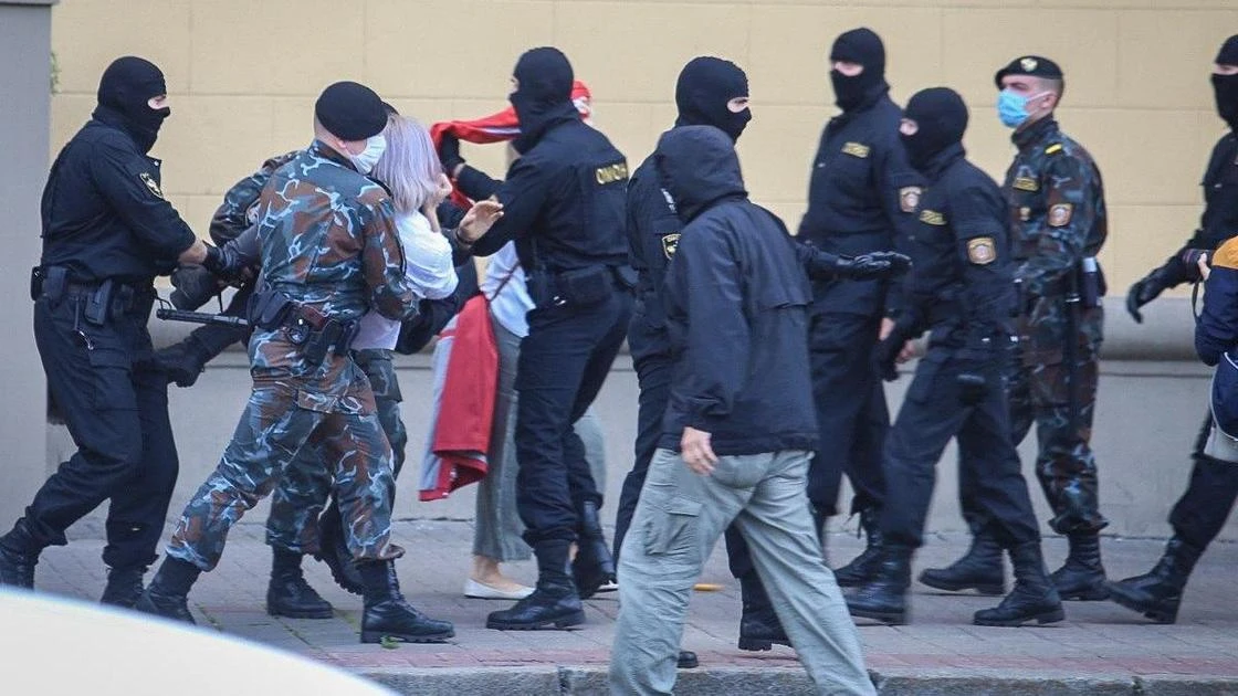 Силовики массово задерживали студентов и журналистов на протестах в Минске