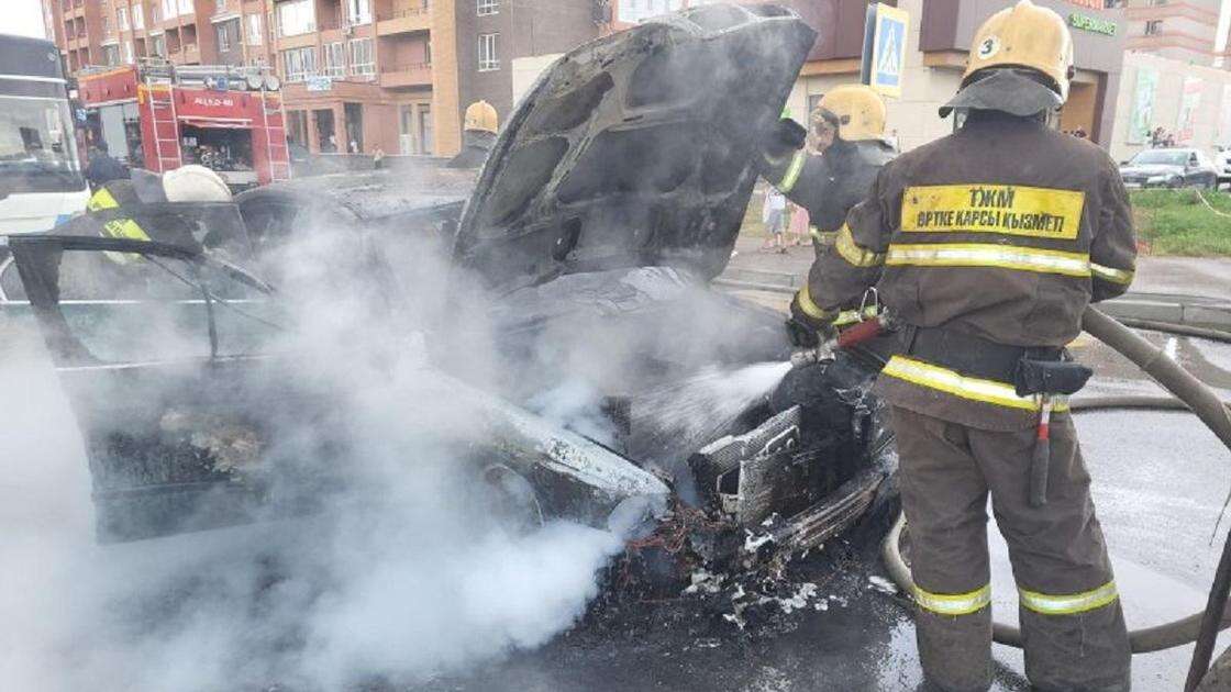 Автомобиль сгорел на проезжей части в Павлодаре