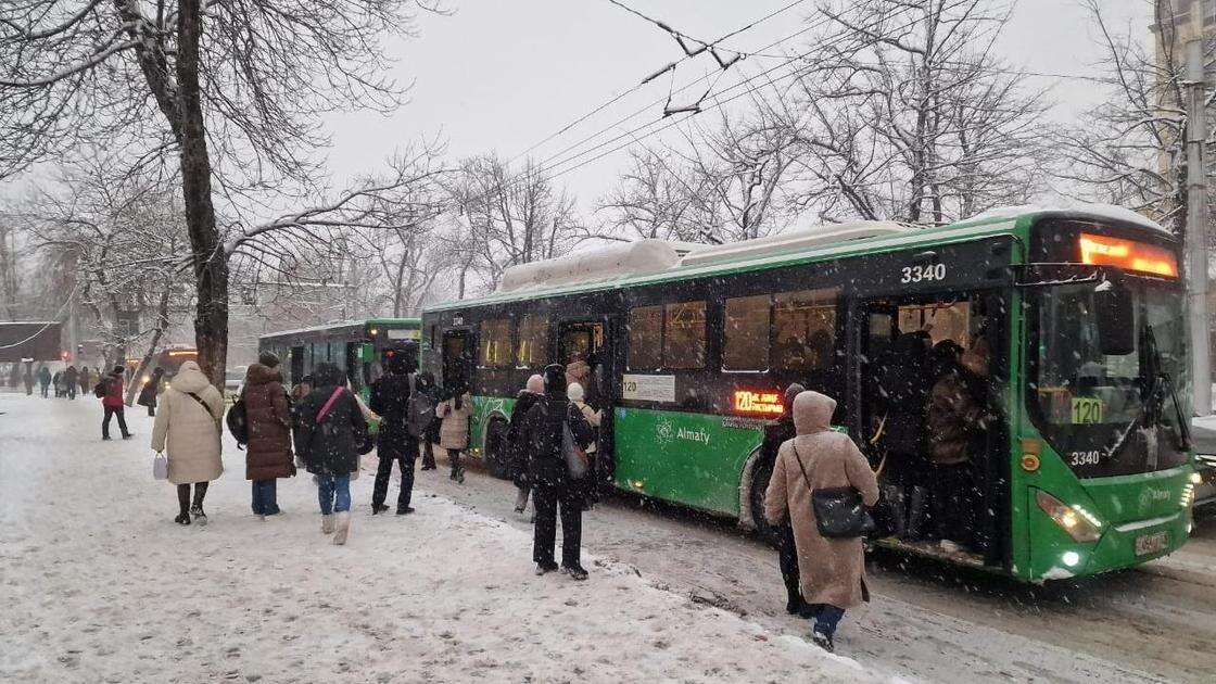 Часть автобусов сошла с маршрута из-за погоды в Алматы: акимат обратился к горожанам