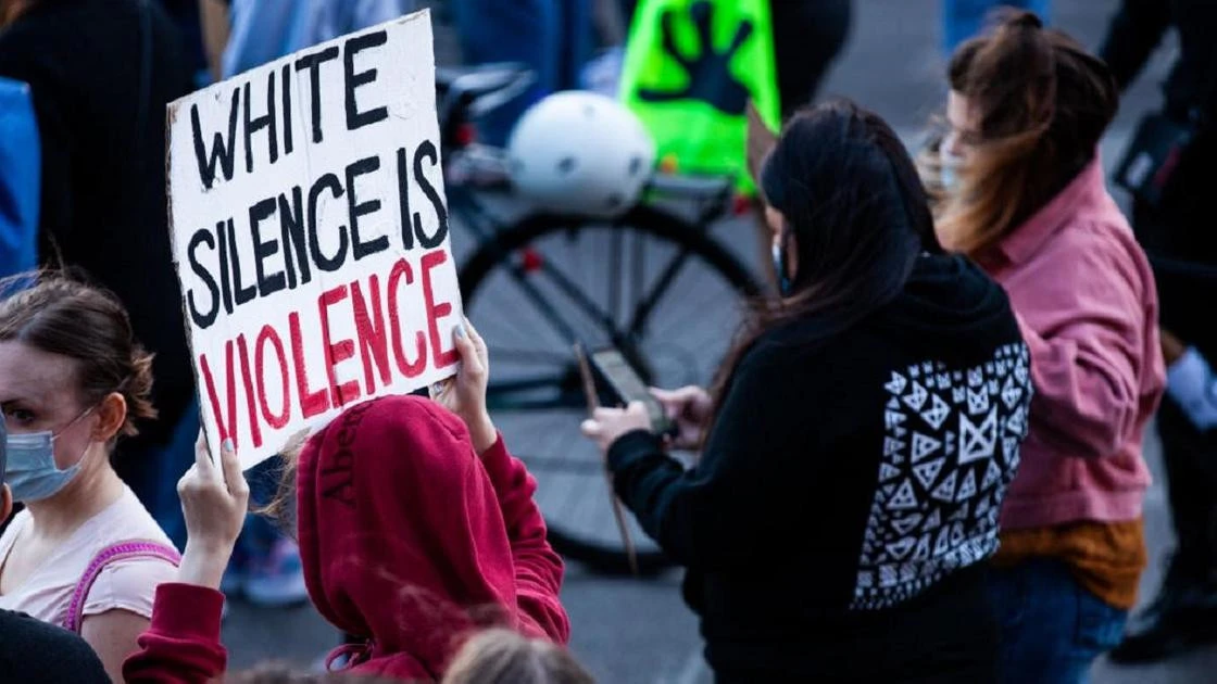 Белое молчание: активисты Black Lives Matter угрожали светлокожим посетителям кафе