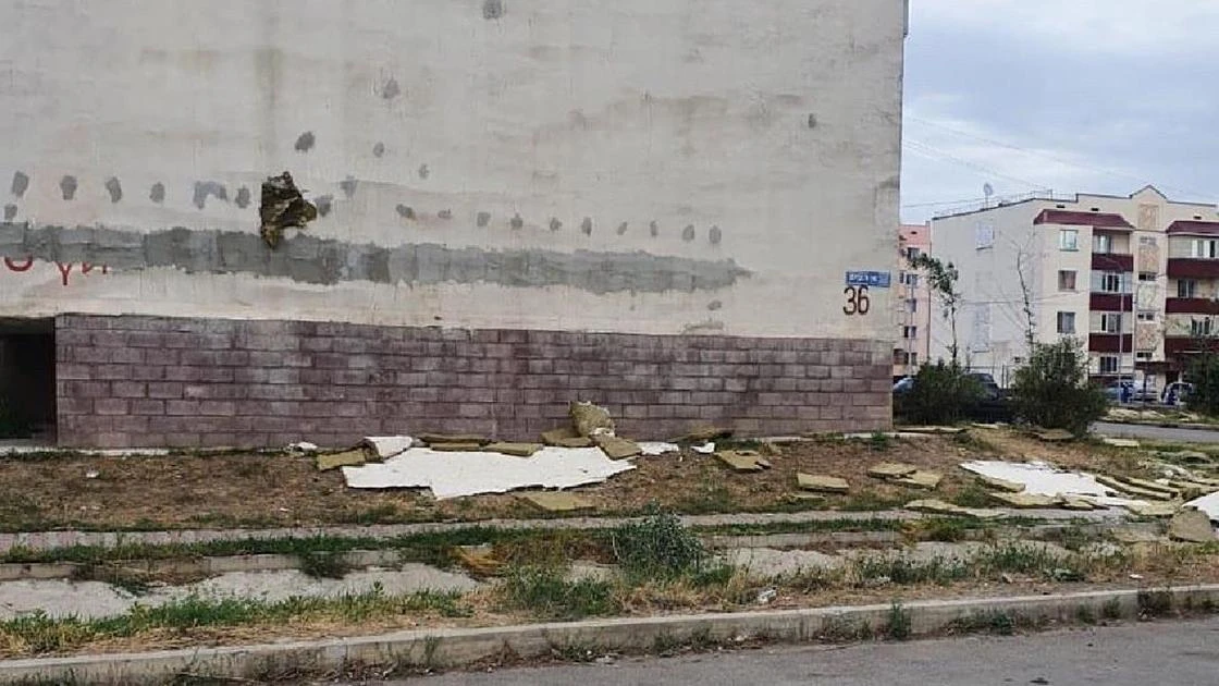 Причину обрушения облицовки пятиэтажного дома в Алматы назвали в акимате