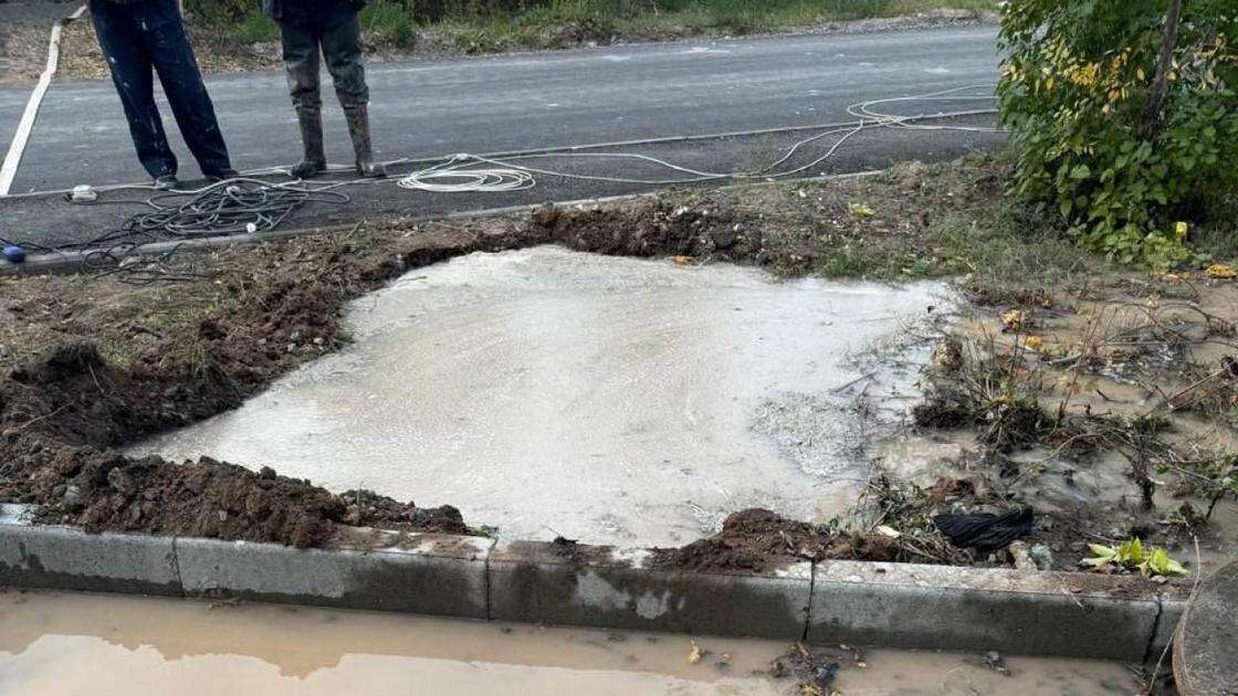 Самовольный ремонт дороги оставил без воды роддом в Экибастузе (видео)