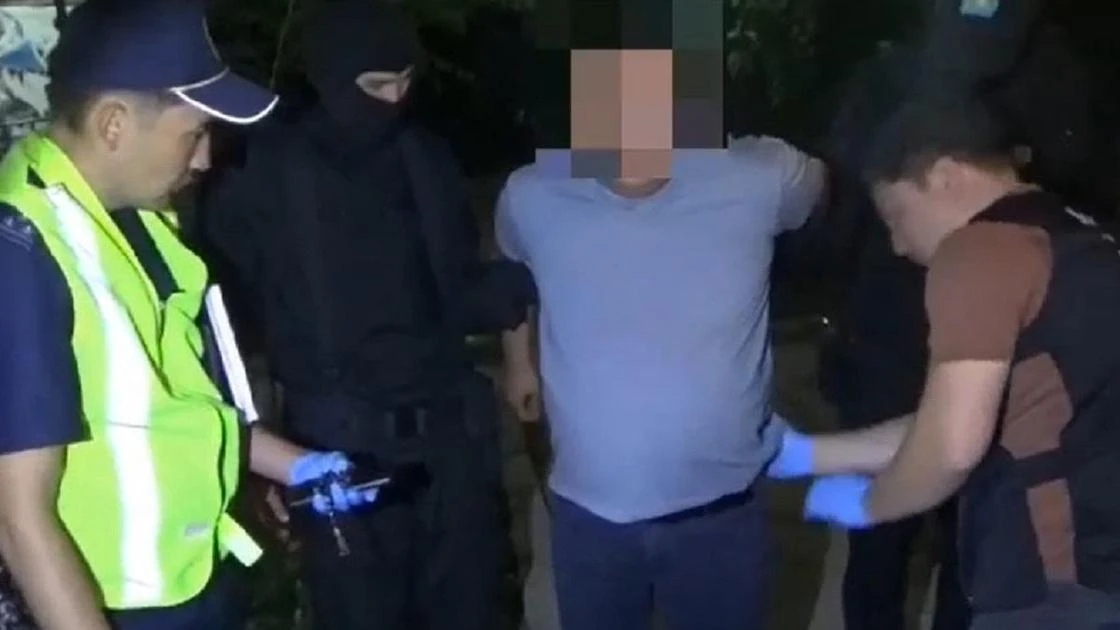 Появилось видео задержания двух блогеров на юге Казахстана