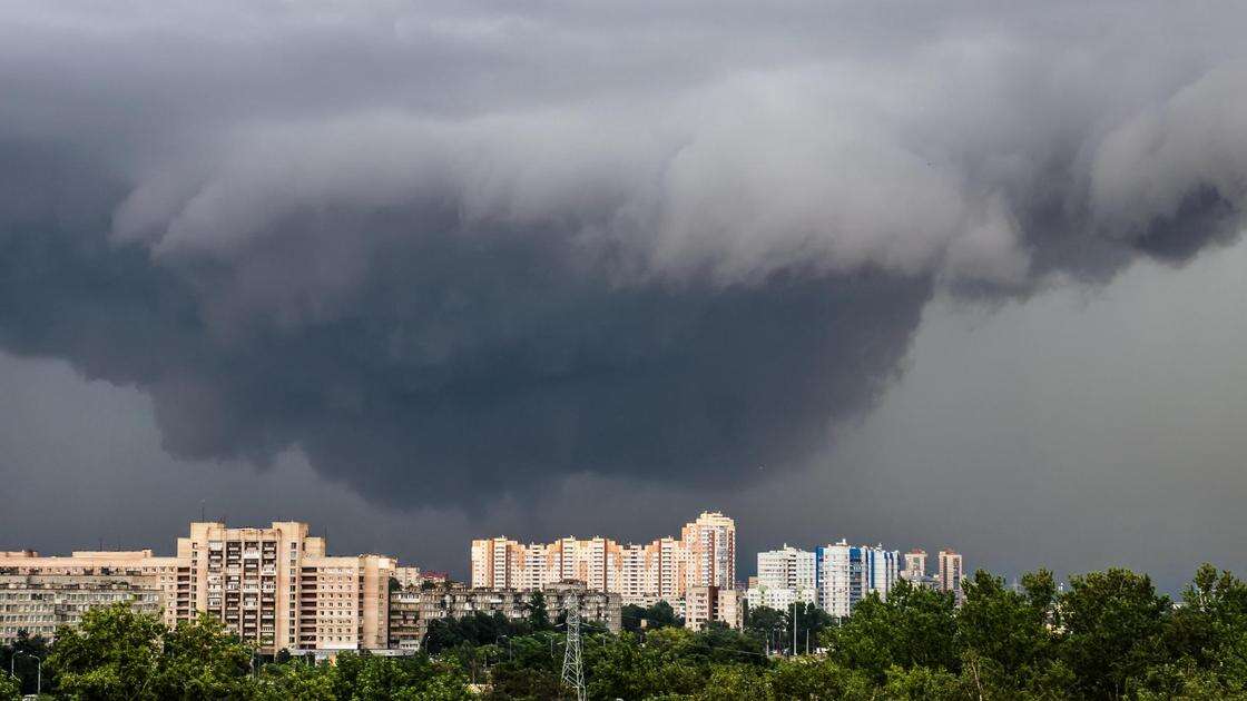 Как непогода может повредить жилье и другую недвижимость, рассказали в СК 