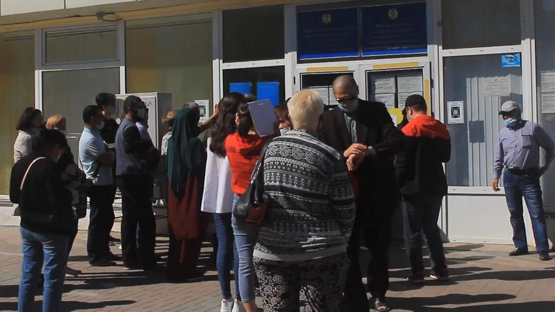 Огромные очереди образовались возле центра занятости в Уральске