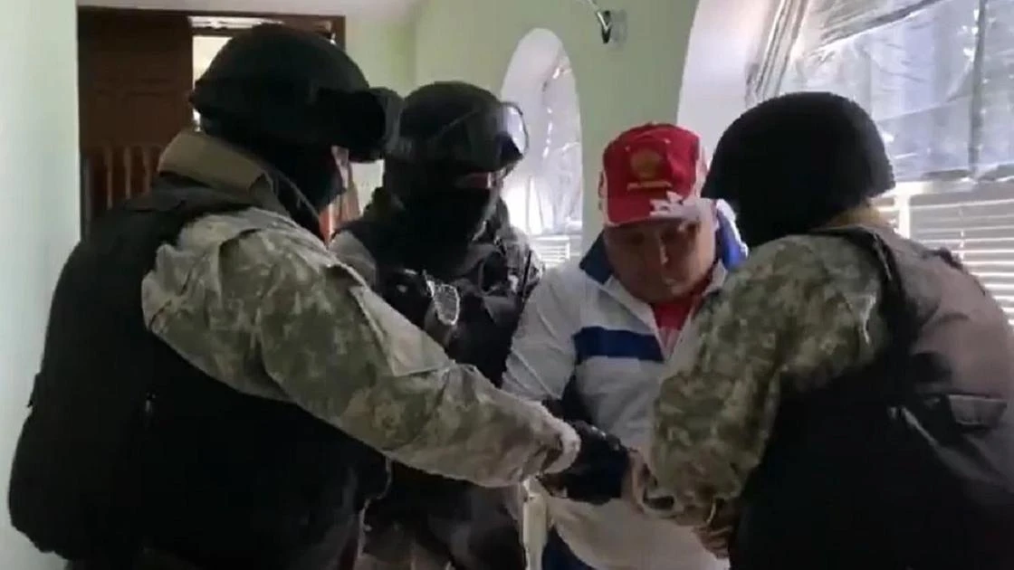 Появилось видео задержания Муслима Ундаганова в его доме в Уральске