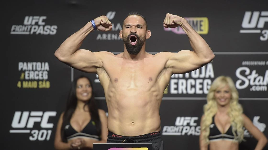 Сальто в челюсть: бразилец за минуту финишировал украинца на турнире UFC (видео)