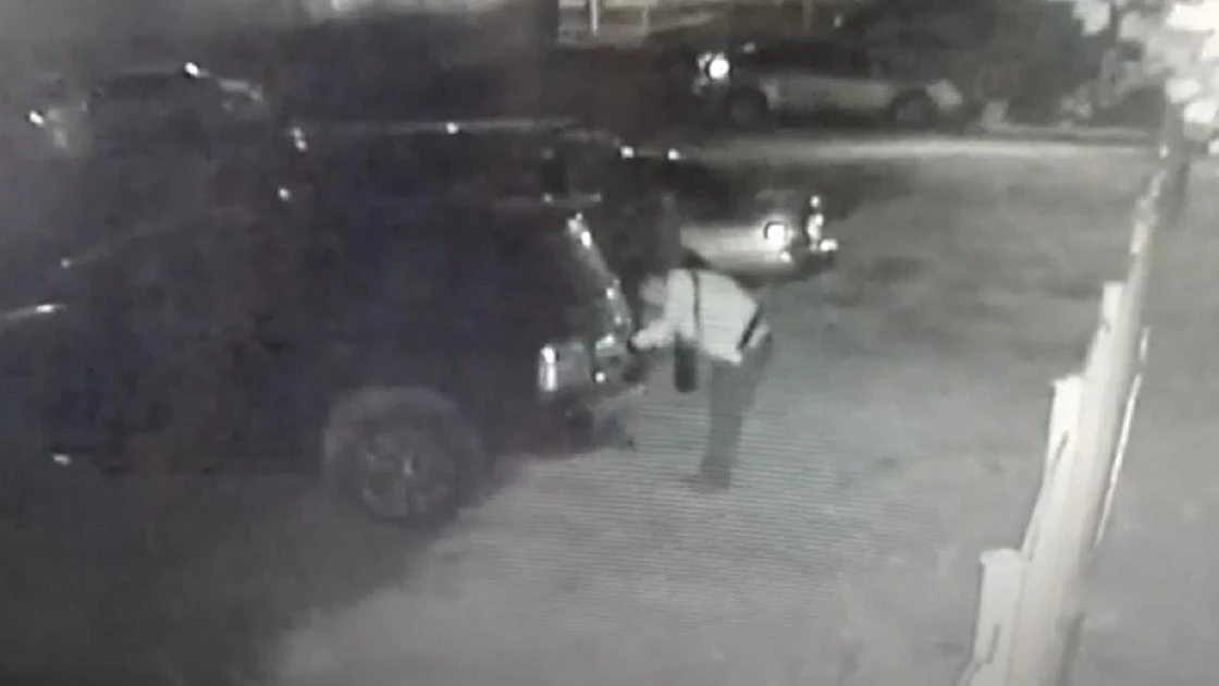 Пьяный мужчина скрутил номера с чужой машины и попал на видео в Талдыкоргане